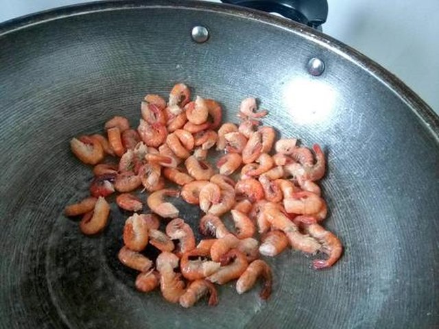 【毛豆米炒虾】步骤2