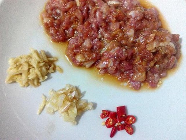 【酸菜肉沫】步骤2