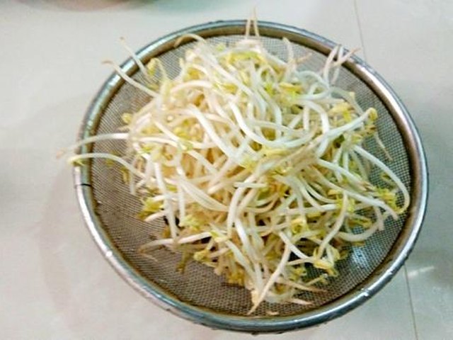 【绿豆芽炒茄条】步骤1