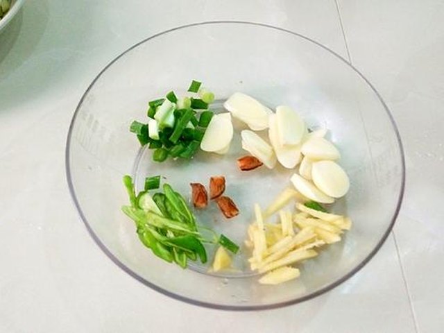 【绿豆芽炒茄条】步骤4