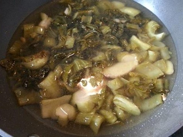 【酸菜肥牛】步骤4
