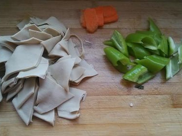 【青椒炒豆皮】步骤1