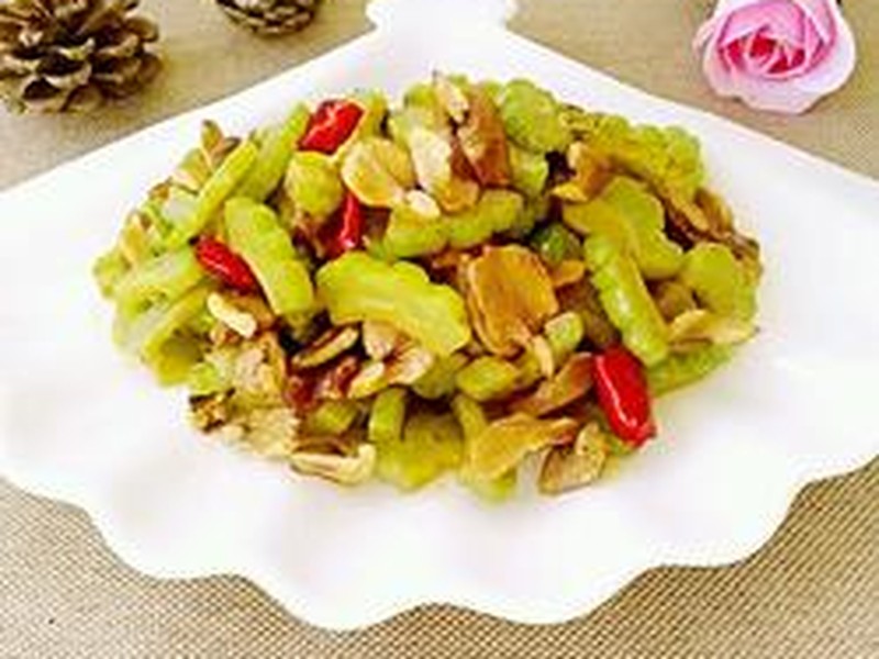 核桃仁炒苦瓜