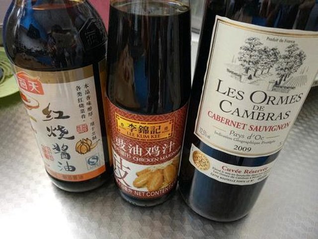 【干红葡萄酒烧鸡翅根】步骤3