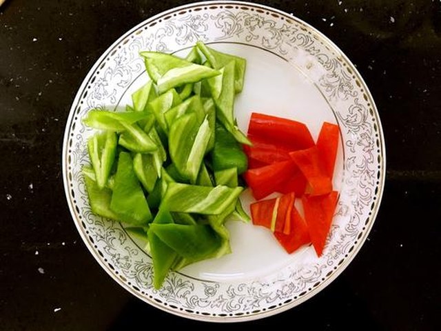 【尖椒炒腊肉】步骤2