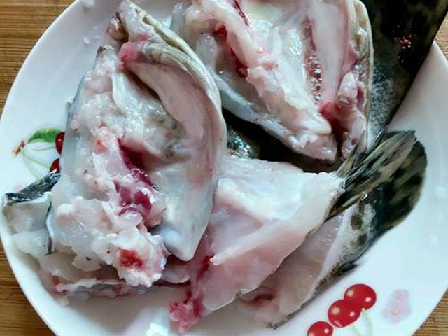 【鱼头鱼骨汤】步骤1