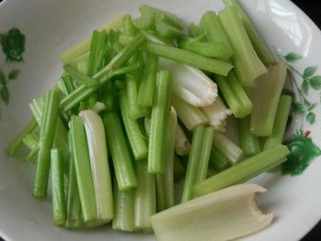 【熏干炒香芹】步骤2