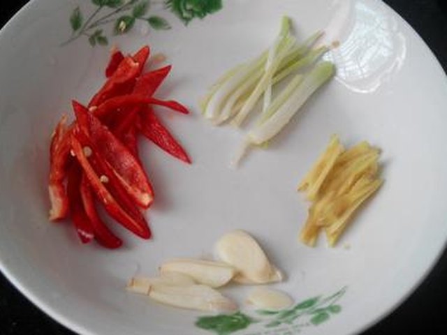【熏干炒香芹】步骤4