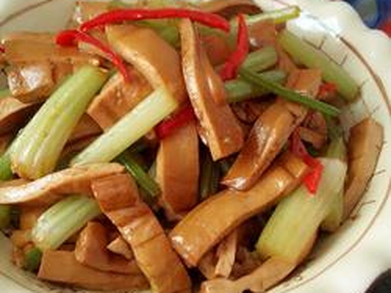 熏干炒香芹