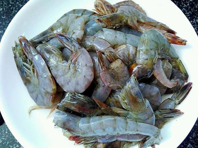 【油爆河虾】步骤2