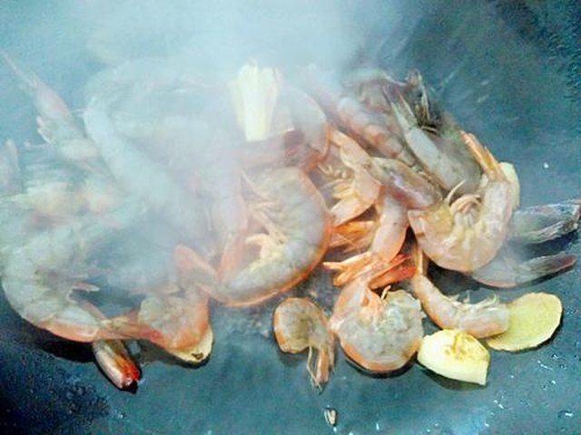 【油爆河虾】步骤4