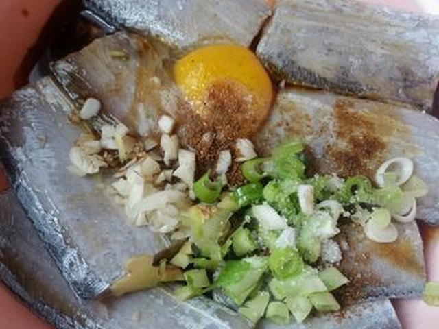 【油炸带鱼段】步骤3