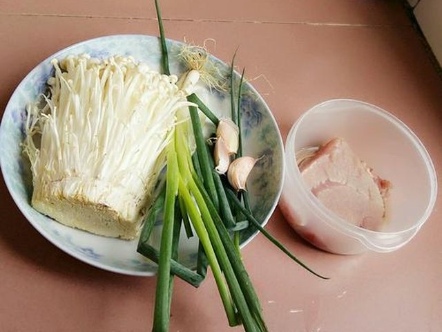 【蒜蓉肉末金针菇】步骤1