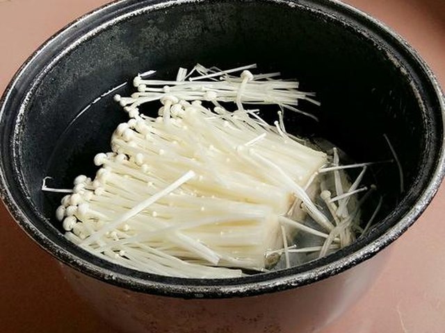 【蒜蓉肉末金针菇】步骤3