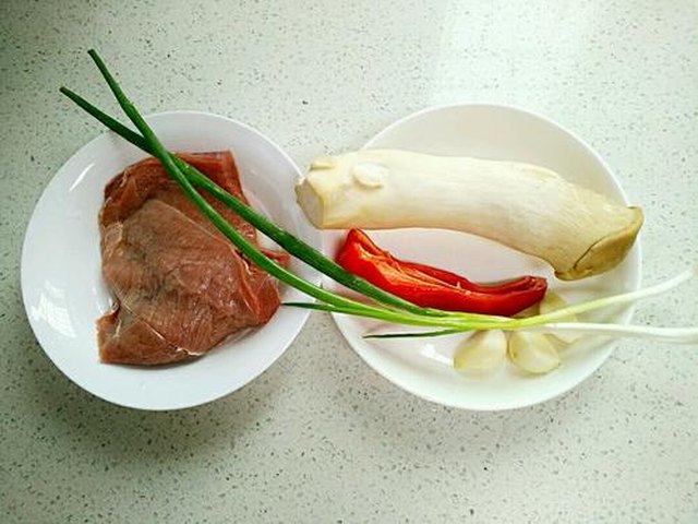 【杏鲍菇炒牛肉】步骤1