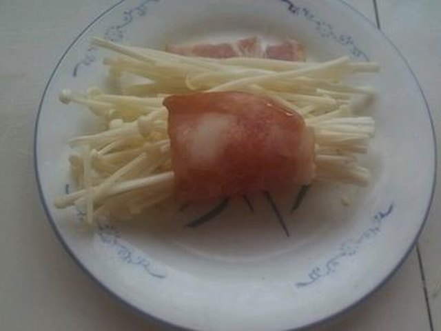 【培根金针菇卷】步骤3
