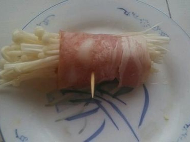 【培根金针菇卷】步骤4