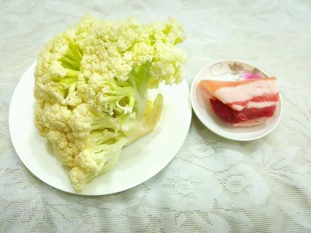 【五花肉炒有机菜花】步骤1