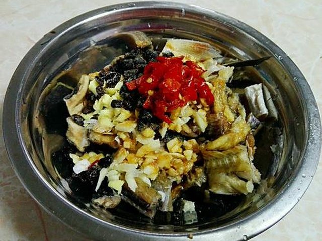 【蒜蓉豉汁蒸鲮鱼干】步骤3