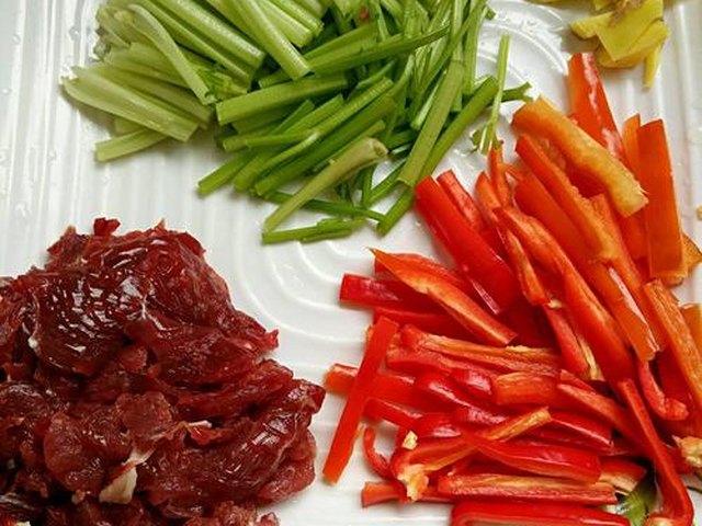 【家常炒牛肉】步骤2