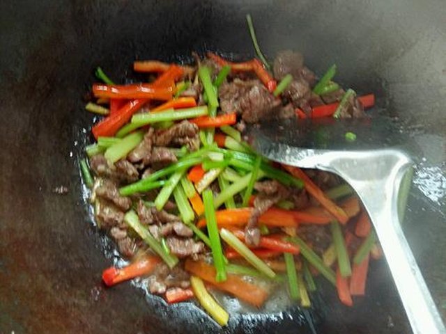 【家常炒牛肉】步骤4