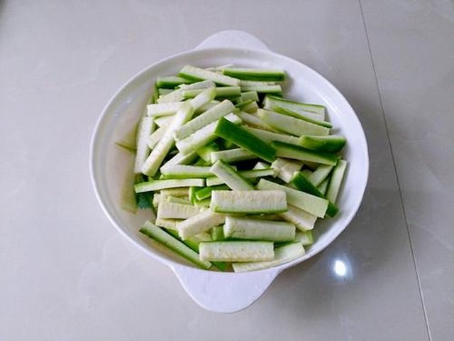 【丝瓜炒鸡蛋】步骤1