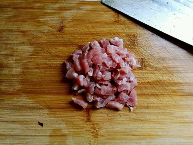 【二蔬小炒肉丁】步骤2