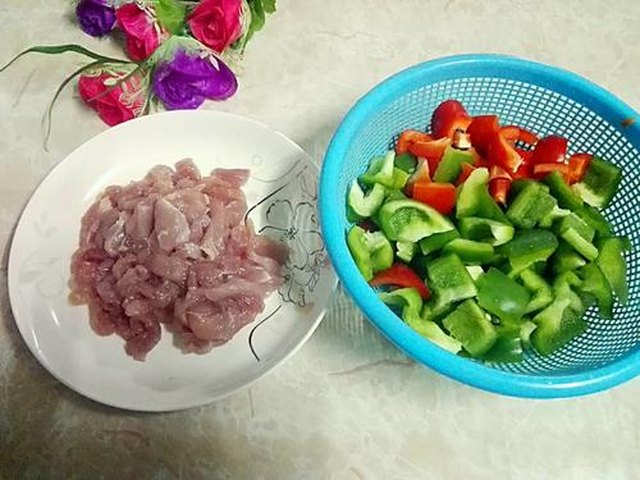 【甜椒炒瘦肉】步骤1