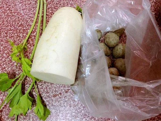 【牛肉丸白萝卜汤】步骤1