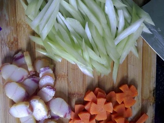 【西芹炒腊肉】步骤1制作图解