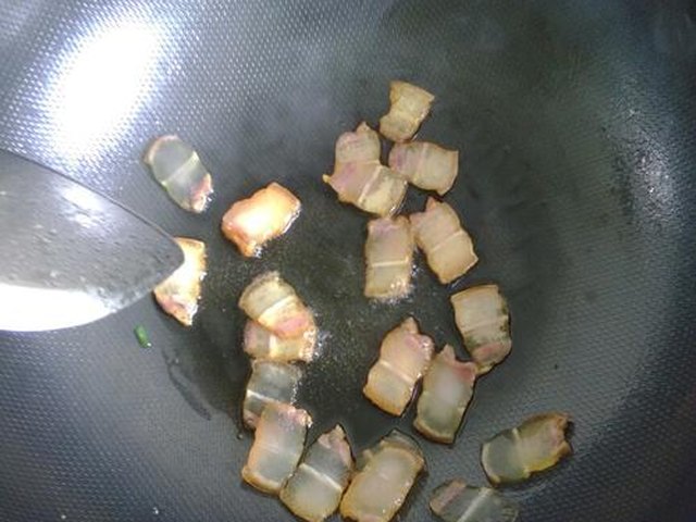 【西芹炒腊肉】步骤2制作图解