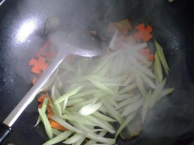 【西芹炒腊肉】步骤4制作图解