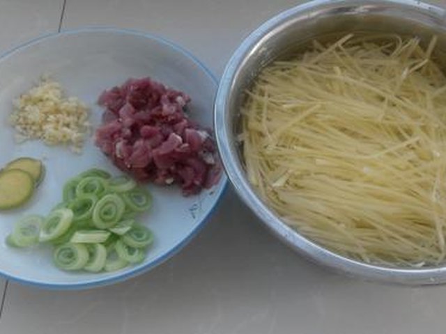 【肉丁土豆丝】步骤1制作图解