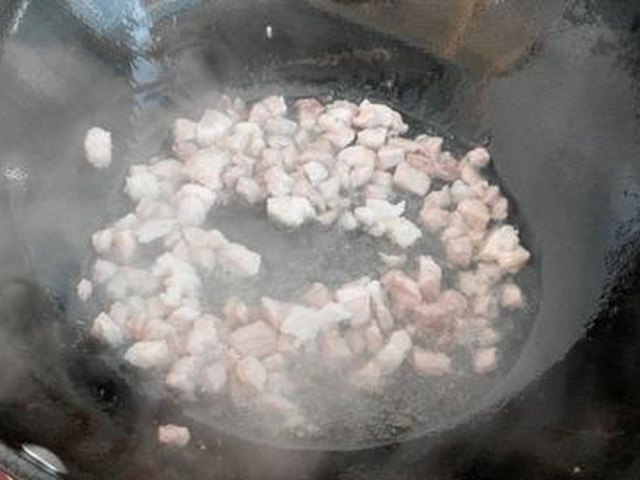【肉丁土豆丝】步骤2制作图解