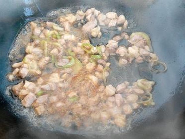【肉丁土豆丝】步骤3制作图解
