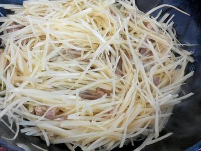 【肉丁土豆丝】步骤4制作图解