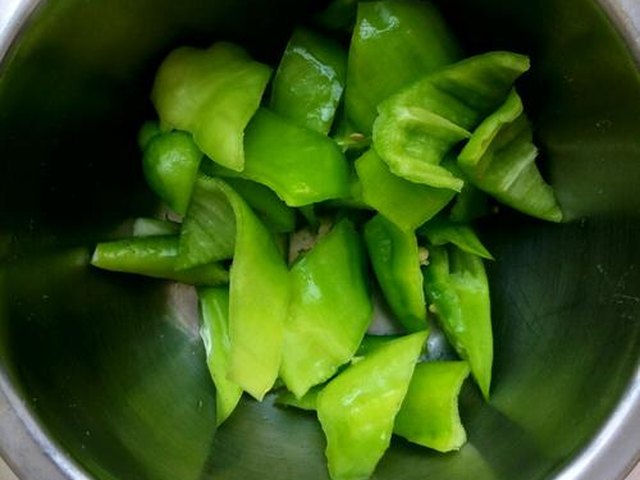 【青椒鱿鱼花】步骤3制作图解