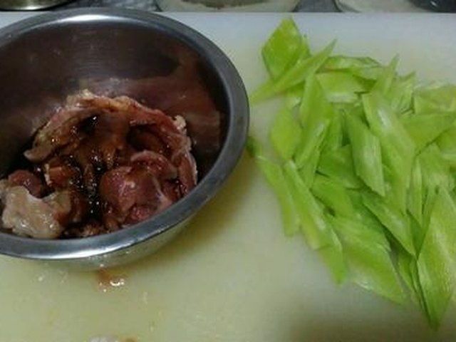 【肉片莴笋】步骤1