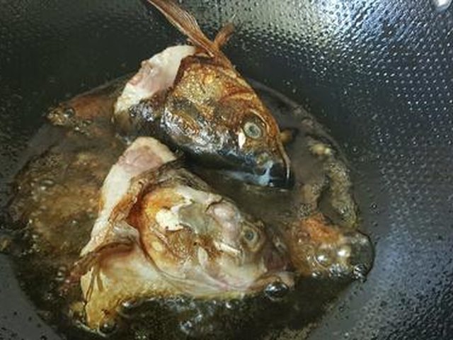【鱼头炖豆腐（幼儿食谱）】步骤2