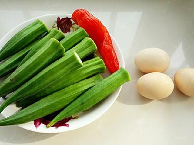 【秋葵炒鸡蛋】步骤1制作图解