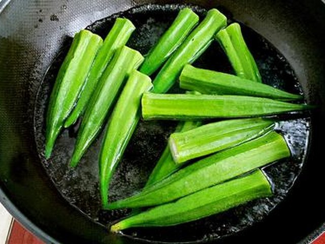 【秋葵炒鸡蛋】步骤2制作图解