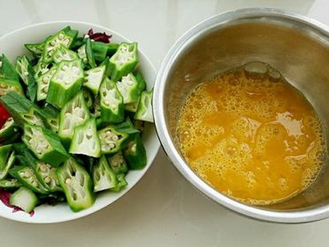 【秋葵炒鸡蛋】步骤3制作图解