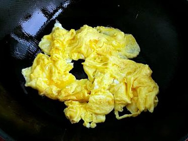 【秋葵炒鸡蛋】步骤4制作图解