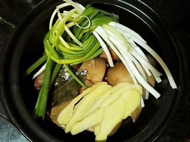 【药膳山药炖猪蹄】步骤3
