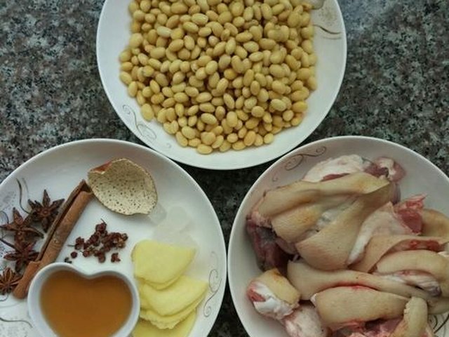 【黄豆焖猪蹄】步骤1