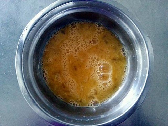 【火腿肠炒鸡蛋】步骤1