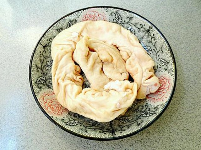【青椒爆肥肠】步骤1制作图解