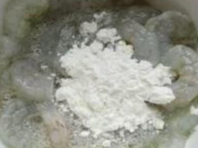 【红椒青笋炒虾仁】步骤3