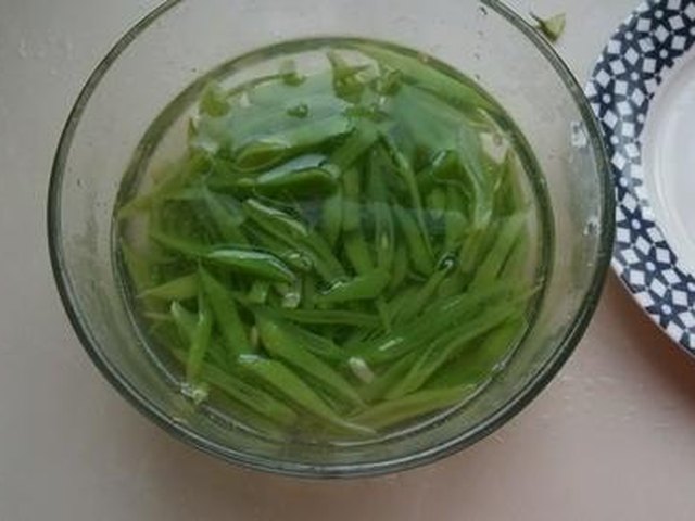 【芸豆角炒肉丝】步骤1