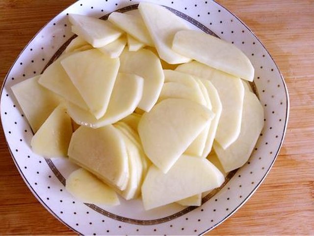 【过油肉土豆片】步骤3制作图解